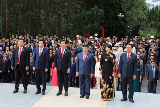 Đại biểu dự Đại hội Đảng bộ tỉnh Lâm Đồng dâng hương, tưởng niệm tại Nghĩa trang liệt sĩ