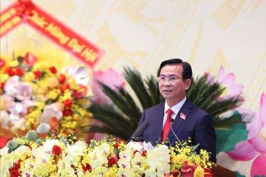 Dự thảo Báo cáo Chính trị của Ban Chấp hành Đảng bộ tỉnh Lâm Đồng do Phó Bí thư Tỉnh ủy, Chủ tịch UBND tỉnh Hồ Văn Mười trình bày