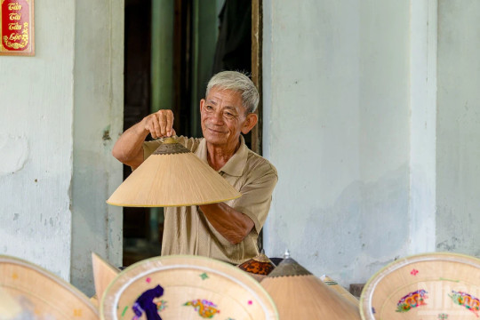 [Ảnh] Độc đáo nghề chằm nón ngựa Phú Gia