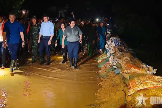 Thủ tướng Phạm Minh Chính kiểm tra, chỉ đạo ứng phó lũ lớn, bảo đảm an toàn cho nhân dân tại Trung Giã, TP Hà Nội