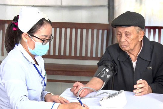 Hơn 100 người cao tuổi phường Cam Ly - Đà Lạt được khám, tư vấn sức khỏe miễn phí