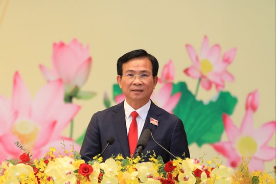 Đồng chí Hồ Văn Mười báo cáo tiếp thu, giải trình các ý kiến đóng góp tại Đại hội Đảng bộ tỉnh Lâm Đồng