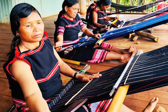 Thổi hồn cho du lịch cộng đồng bằng nghề dệt thổ cẩm