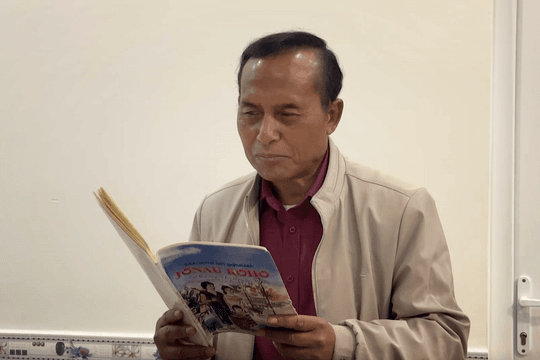 Người giữ hồn tiếng K’Ho qua từng chữ viết