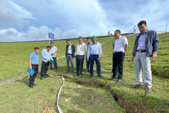 Phó Chủ tịch UBND tỉnh Lâm Đồng Lê Trọng Yên kiểm tra khắc phục sự cố sạt trượt tại hồ Cay An