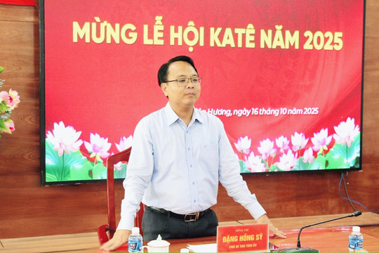 Đồng chí Đặng Hồng Sỹ chúc Tết Katê đồng bào Chăm Bàlamôn tại Liên Hương và Tuy Phong