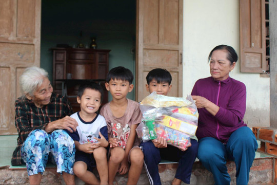 Vòng tay của “mẹ đỡ đầu”