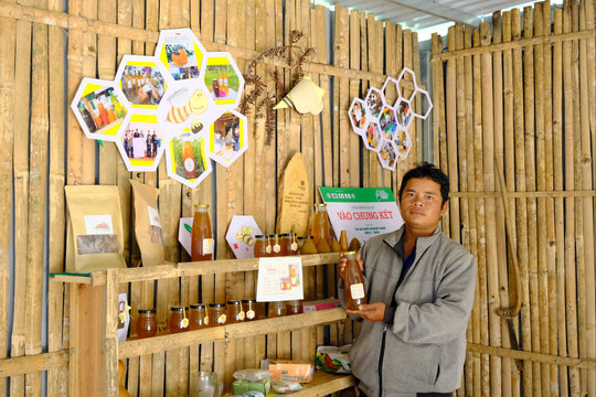 Mật ong rừng Pơkao - Hương vị của núi rừng Đưng K’nớ