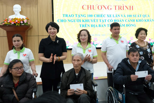 Trao tặng 100 suất quà và xe lăn cho người khuyết tật tỉnh Lâm Đồng