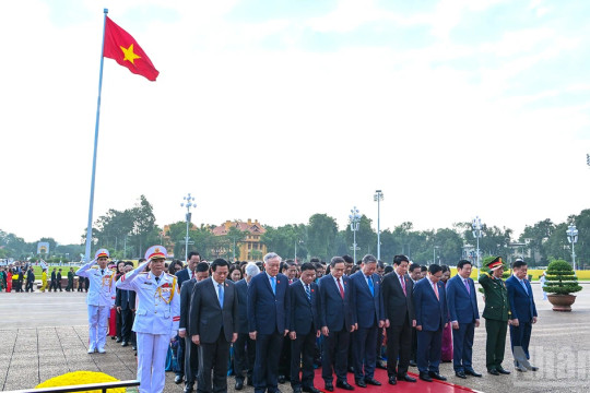 Các đại biểu Quốc hội vào Lăng viếng Chủ tịch Hồ Chí Minh