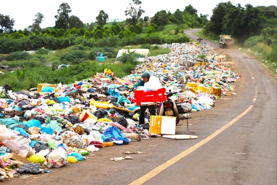 Tình trạng rác thải tràn ra Quốc lộ 14C đã được xử lý dứt điểm