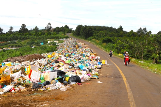 Quốc lộ 14C mất an toàn giao thông vì… rác