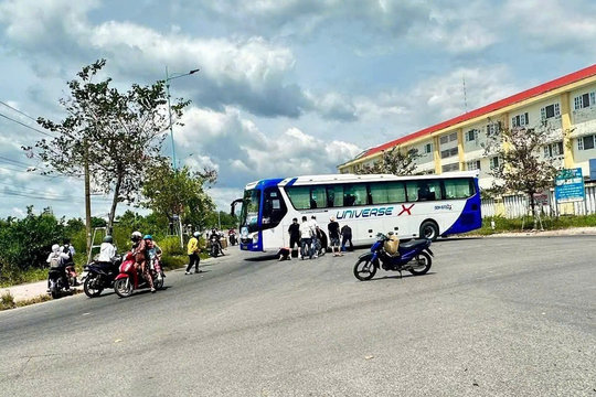 Va chạm với xe khách, nữ sinh đi xe đạp điện bị cuốn vào gầm xe
