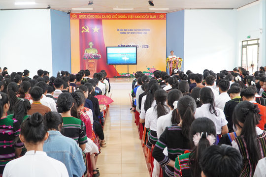 Tuyên truyền biển, đảo cho học sinh Trường THPT Dân tộc nội trú N’Trang Lơng