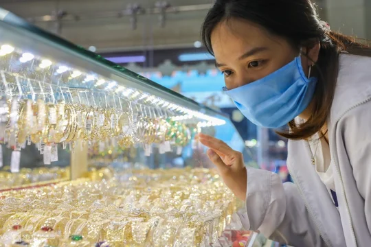 Giá vàng hôm nay 22/10: Giá vàng SJC, vàng nhẫn ngược chiều vàng thế giới
