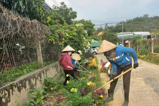Phụ nữ góp sức xây dựng nông thôn mới từ “5 không, 3 sạch”