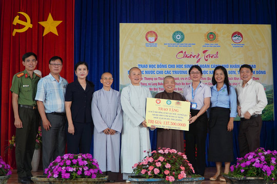 Trao quà trị giá hơn 137 triệu đồng cho học sinh, phụ huynh xã Quảng Sơn