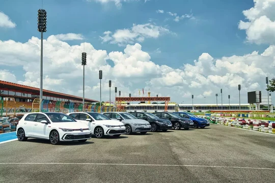 Volkswagen Golf nhập Đức: 6 phiên bản eTSI, GTI, R