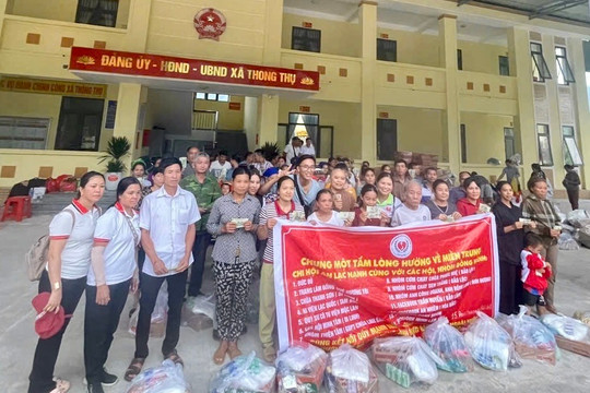 Chi hội An Lạc Hạnh trao gần 1,5 tỷ đồng và hàng chục tấn nhu yếu phẩm hỗ trợ vùng lũ