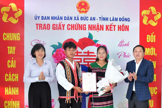 Khi chính quyền “trao” hạnh phúc từ trụ sở hành chính
