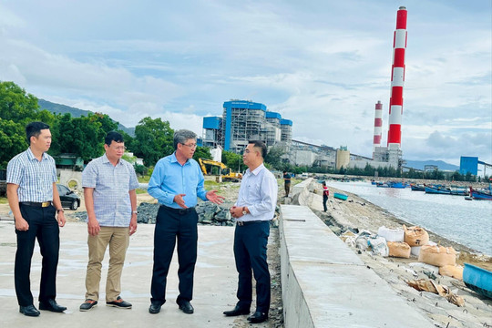 Phó Chủ tịch UBND tỉnh Lâm Đồng Nguyễn Minh kiểm tra 2 dự án kè bảo vệ bờ biển