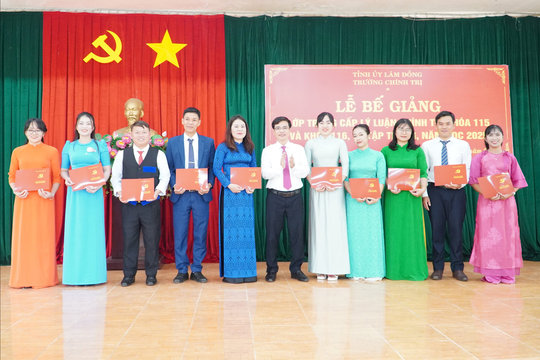 90 học viên Trường Chính trị Lâm Đồng nhận bằng Trung cấp lý luận chính trị - hành chính
