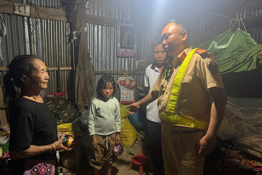 Bé gái người Mông đi lạc hơn 40 km được Công an Lâm Đồng đưa về nhà an toàn