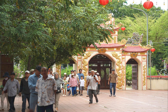 Dinh Thầy Thím nhộn nhịp mùa hành hương