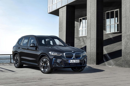 BMW iX3 và i4: Ưu đãi hơn 1 tỷ đồng, miễn trước bạ