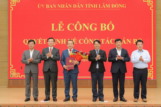 Chủ tịch UBND tỉnh Lâm Đồng trao quyết định điều động, bổ nhiệm lãnh đạo chủ chốt