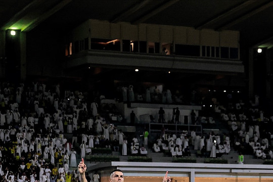 Ronaldo cán mốc 950 bàn, Al Nassr thắng Al Hazm 2-0