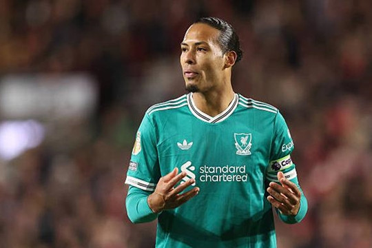 Liverpool thua Brentford 2-3, Van Dijk bức xúc phạt đền