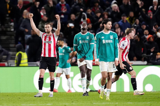 Brentford 3-2 Liverpool: Salah ghi bàn, The Reds lún sâu