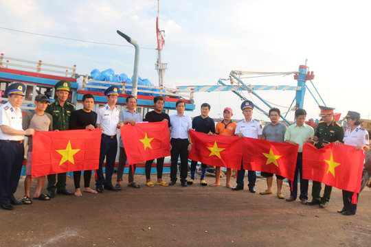 Ngư dân Lâm Đồng cùng cờ Tổ quốc vươn khơi