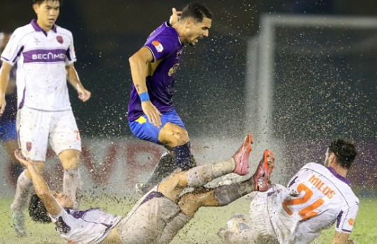 Hà Nội 3-2 TP.HCM: Kewell thắng trận đầu, Nam Định tìm HLV