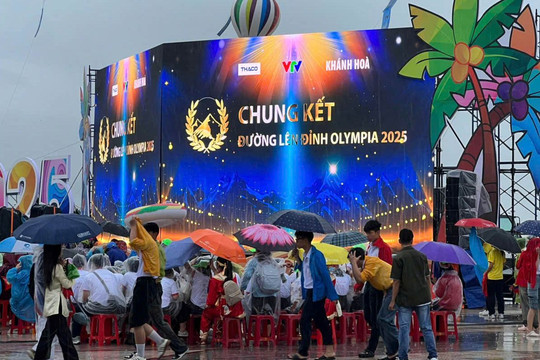 Điểm cầu Khánh Hòa bùng nổ, nghìn học sinh đội mưa cổ vũ Olympia