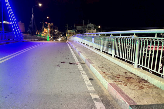 Hai anh em bị đâm giữa cầu Dục Thanh, một người tử vong
