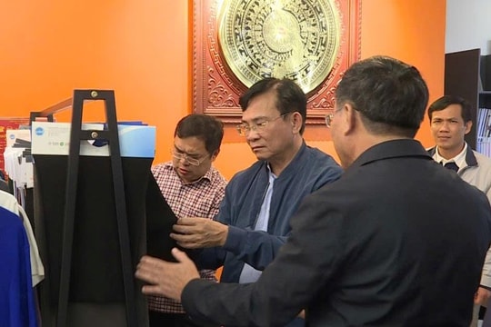 Chủ tịch UBND tỉnh Lâm Đồng Hồ Văn Mười thăm doanh nghiệp tại phường Xuân Trường - Đà Lạt