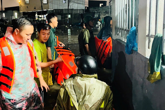 Lực lượng chức năng Lâm Đồng hỗ trợ người dân ứng phó mưa lũ trong đêm