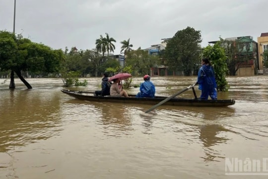 Huế sơ tán hàng trăm hộ dân, ngập lụt diện rộng, học sinh toàn thành phố đã nghỉ học