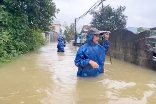 Lũ sông Hương vượt báo động 3 hơn 1m, miền Trung vẫn mưa trắng trời