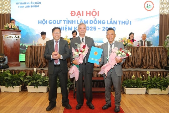 Phó Chủ tịch UBND tỉnh Võ Ngọc Hiệp trao quyết định thành lập Hội Golf Lâm Đồng