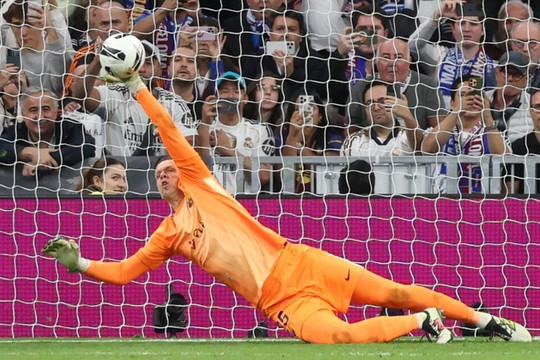 Szczesny bắt phạt đền Mbappe, cứu Barca ở El Clasico