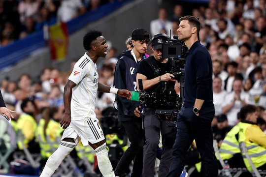 Real Madrid 2-1 Barcelona: Vinicius giận dữ, Yamal bị quát