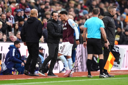 Sancho bị rút ra sau 45 phút ở trận Aston Villa - Man City