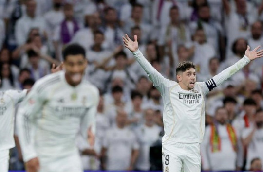 Real Madrid 2-1 Barcelona trong El Clasico hỗn loạn