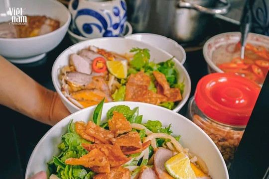 Cao lầu Hội An: Món mì 35.000 đồng làm du khách Canada say mê