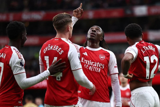 Premier League: Arsenal 'cô đơn' trên đỉnh, bất ngờ nhóm dẫn đầu