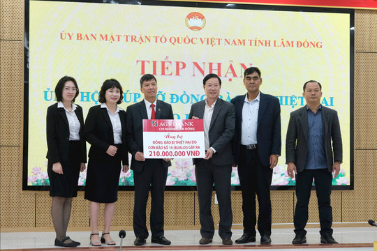 Agribank Lâm Đồng ủng hộ hơn 700 triệu đồng giúp đồng bào vùng bão lũ và Quỹ Vì người nghèo