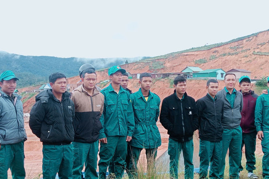 Ứng trực 24/24 giờ, xử lý nhanh nguy cơ sạt lở tại khu dân cư Đưng K’Nớ 5